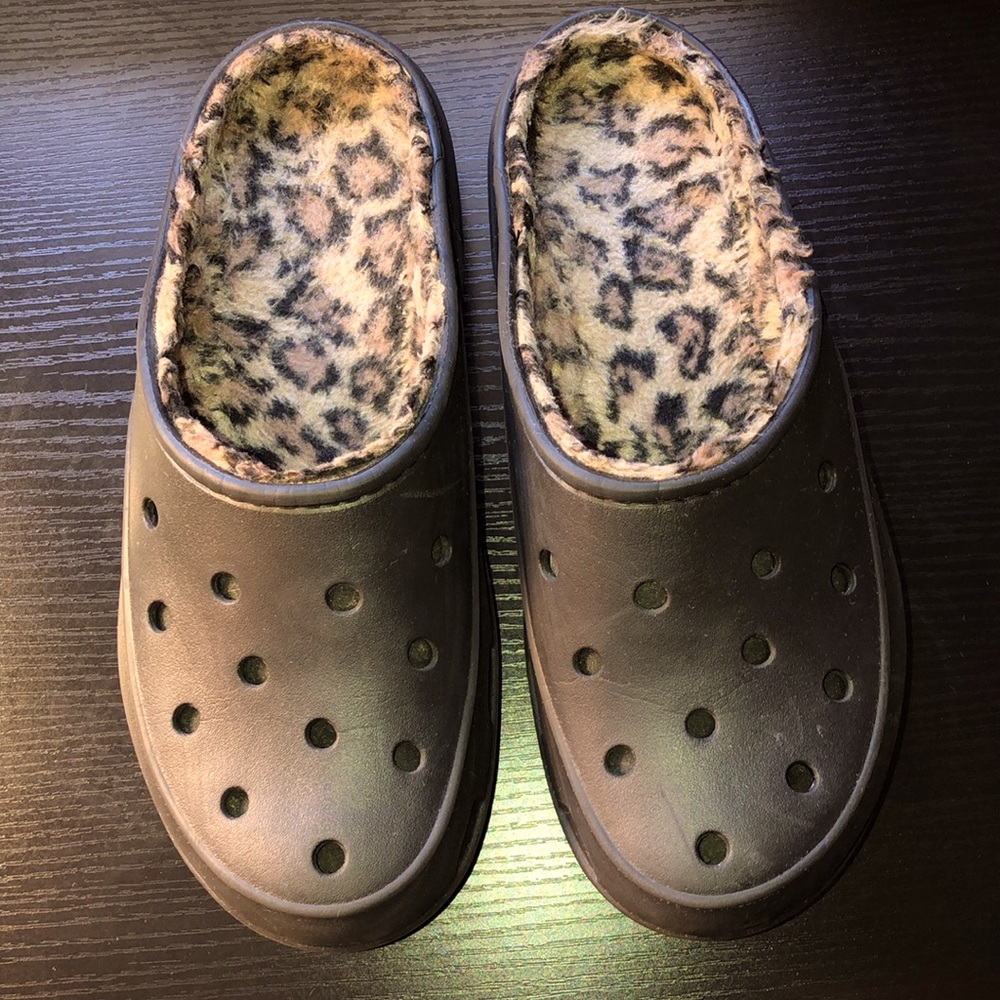 CROCS BLACK CLASSIC LINED CLOGS. 8